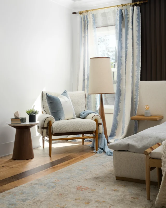 🚪 A soft + serene space with warmth, comfort and a certain level of calm “predictability” is the epitome of the perfect place to rest, “Netflix and chill” + sleep. The color Blue welcomes both the morning and the evening (as well as a little romance). This NAHB BALA Silver Award Winning primary bedroom whispers an invitation to read @archdigest in bed on a Saturday and brunch in bed on a Sunday. 

Designed, Built & Furnished by @rbinteriorsbyrachelbrown 
Photo: @kevinbrost 

#quietluxury #primary #primarybedroom #serenebedroom #scadinaviandesign #interiordesignhuntsville @hbaalabama #bestinamericanlivingawards #huntsvilleal #huntsvillealabama #bedroomdesigns